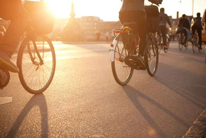 Cyklister i motljus i stadsmiljö